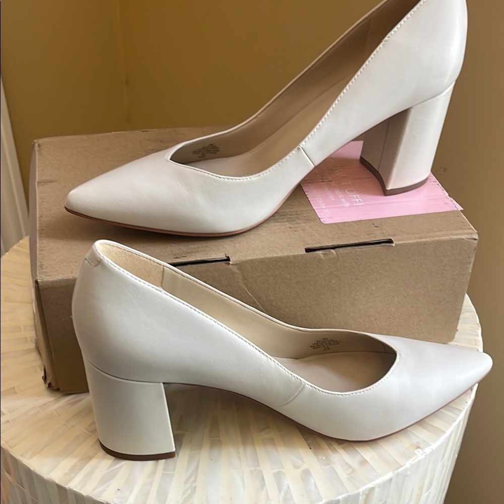 Marc Fisher Cream Pointed Toe Heels, 10M - Picture 5 of 7